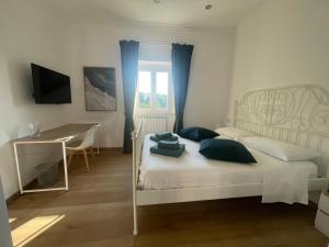 Postel nebo postele na pokoji v ubytování Le Suite del Borgo - Emerald Suite
