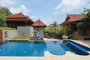 他朗Baleeyan的一栋房子前面有游泳池