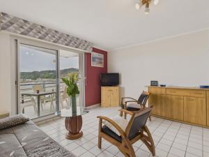 un salon avec un canapé et une table dans l'établissement Vue mer - 25m de la plage, appartement pour 4, à Erquy