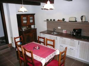 eine Küche mit einem Tisch und einem Tischtuch darauf in der Unterkunft Őrségi Porta in Magyarszombatfa