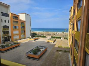 Elle offre une vue sur la terrasse et l'océan. dans l'établissement Séjour les pieds dans l'eau, au Barcarès