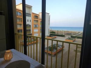 Vue générale sur la mer ou vue sur la mer prise depuis l'appartement