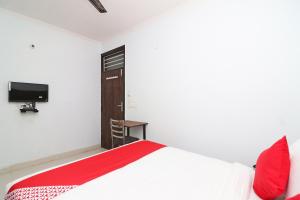 Postel nebo postele na pokoji v ubytování Super Hotel O Sathguru Residency Near New Ashok Nagar Metro Station