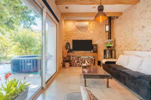 TV a/nebo společenská místnost v ubytování Maison Aix En Provence