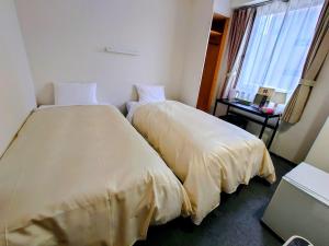 Letto o letti in una camera di Hotel Crown Hills Toyohashi