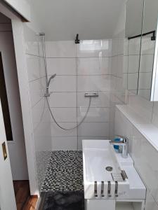 Ένα μπάνιο στο Ferienhaus Ma Cabane +10 φωτογραφίες