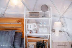 a small room with a bed and a mirror at ภูสกาย โฮมสเตย์ in Mon Jam
