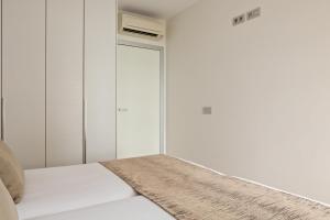A bed or beds in a room at Easo Suite 7 by FeelFree Rentals