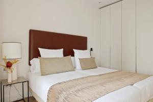 A bed or beds in a room at Easo Suite 7 by FeelFree Rentals