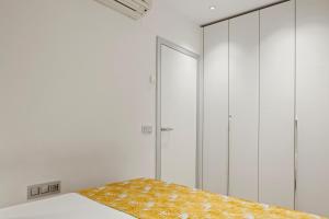 A bed or beds in a room at Easo Suite 7 by FeelFree Rentals