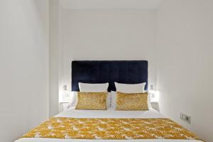 A bed or beds in a room at Easo Suite 7 by FeelFree Rentals