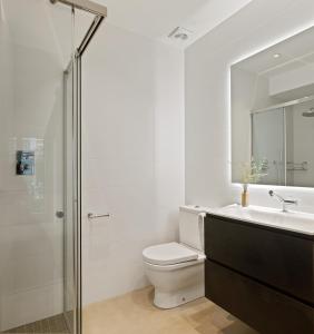 A bathroom at Easo Suite 7 by FeelFree Rentals