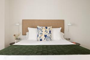 A bed or beds in a room at Easo Suite 7 by FeelFree Rentals