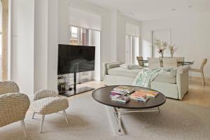 A television and/or entertainment centre at Easo Suite 7 by FeelFree Rentals