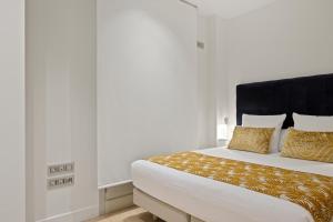 A bed or beds in a room at Easo Suite 7 by FeelFree Rentals