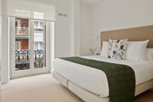 A bed or beds in a room at Easo Suite 7 by FeelFree Rentals
