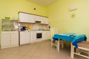 uma cozinha com uma mesa com uma toalha de mesa azul em Villa Victory em Umag