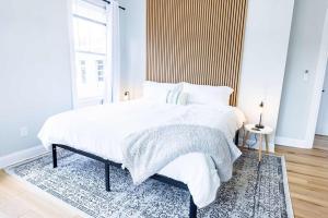 Un pat sau paturi într-o cameră la Jennifer's Spa-Like Historic Broadway Getaway +6 fotografii