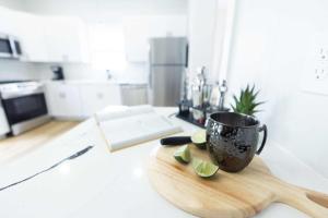 Η κουζίνα ή μικρή κουζίνα στο Jennifer's Stylish & Modern Broadway Getaway