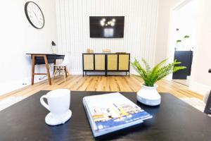 Μια τηλεόραση ή/και κέντρο ψυχαγωγίας στο Jennifer's Stylish & Modern Broadway Getaway