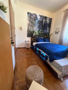 ein Schlafzimmer mit einem Bett und einem großen Fenster in der Unterkunft Ciel apartment in Rhodos (Stadt)