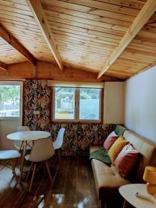 una sala de estar con un sofá y una mesa en Gaviota Beach Chiclana, en Chiclana de la Frontera 65 fotos más