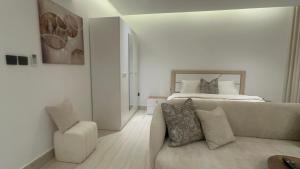 a living room with a couch and a bed at سُكنا الوردة الحمراء in Al Khobar
