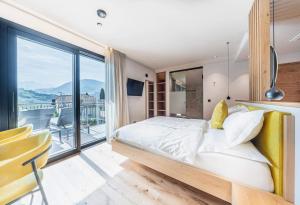 Un dormitorio con una cama y un balcón. en Kandlerhof, en Bolzano