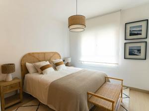 Un dormitorio blanco con una cama y una ventana. en Con alma y sal, en Aguadulce 42 fotos más