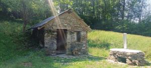 Το κτήριο όπου στεγάζεται  το κάμπινγκ