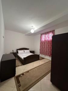 Postel nebo postele na pokoji v ubytování Holidays Apartament Pogradec