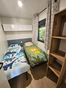 Postel nebo postele na pokoji v ubytování Camping de Charlieu - Mobile home