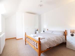 Postel nebo postele na pokoji v ubytování Gwernffridd
