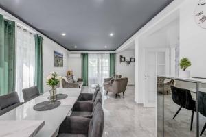 DrumにあるVilla Nature Embraceのソファとテーブルのあるリビングルーム