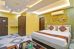 Un dormitorio con una cama grande en una habitación. en FabHotel The Crown - Near Star Mall, en Calcuta 20 fotos más
