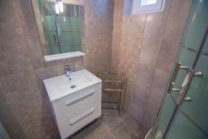 y baño con lavabo, espejo y ducha. en Nice Renting - PENCHIENATTI - Cosy Loft Industrial Style, en Niza