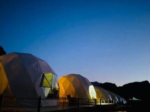 Een algemene foto van de bergen of uitzicht op de bergen vanuit de luxe tent