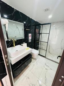 een badkamer met een wastafel, een toilet en een douche bij Wadi Rum Legend Luxury Camp in Wadi Rum