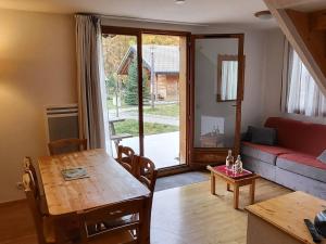 a living room with a table and a couch at Charmant Chalet Mitoyen 3 Pièces 6 Pers. avec Terrasse - Station Superdevoluy (Proche Pistes) - FR-1-504-468 in Superdevoluy
