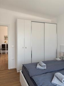 Ένα ή περισσότερα κρεβάτια σε δωμάτιο στο Luxury apartment on the 10th floor with two balconies