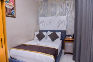 Postel nebo postele na pokoji v ubytování Formula 2 Hotels and Suites