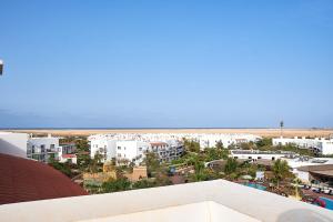 Elegant 1-Bedroom Duplex Apartment في سانتا ماريا: اطلالة على الشاطئ من سطح مبنى