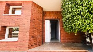 Gallery image of Casa grande con piscina para familias in Cambrils