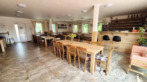 Kuchyňa alebo kuchynka v ubytovaní Penzion a restaurace Zlatovláska u zámku Červená Lhota