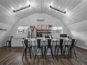 מטבח או מטבחון ב-The Barn at Sharp Run-Modern Barn in the heart of Amish Country