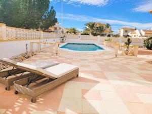 a backyard with a swimming pool and a patio at Juweeltje van Hondon, met groot zwembad en rust in Hondón de las Nieves