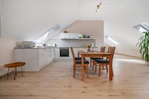 a kitchen and dining room with a table and chairs at Ferienwohnung Auszeit in Kargow