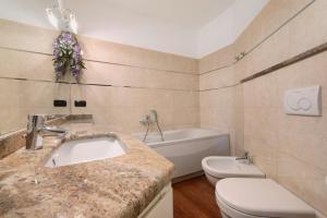 Koupelna v ubytování Luxury Lakefront Property + 19 fotografií