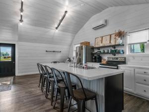 מטבח או מטבחון ב-The Barn at Sharp Run-Modern Barn in the heart of Amish Country