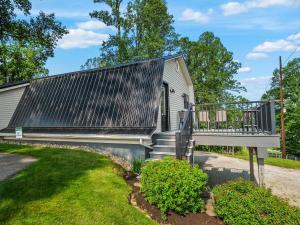 גינה חיצונית ב-The Barn at Sharp Run-Modern Barn in the heart of Amish Country